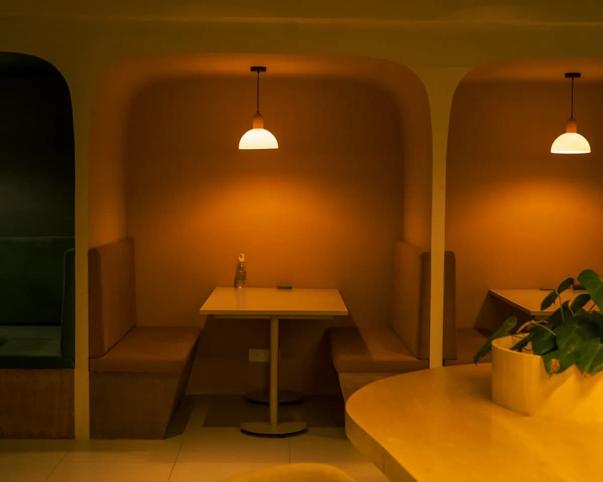 บรรยากาศร้านอาหารที่ตกแต่งอย่างอบอุ่นด้วยแสงไฟสีส้ม