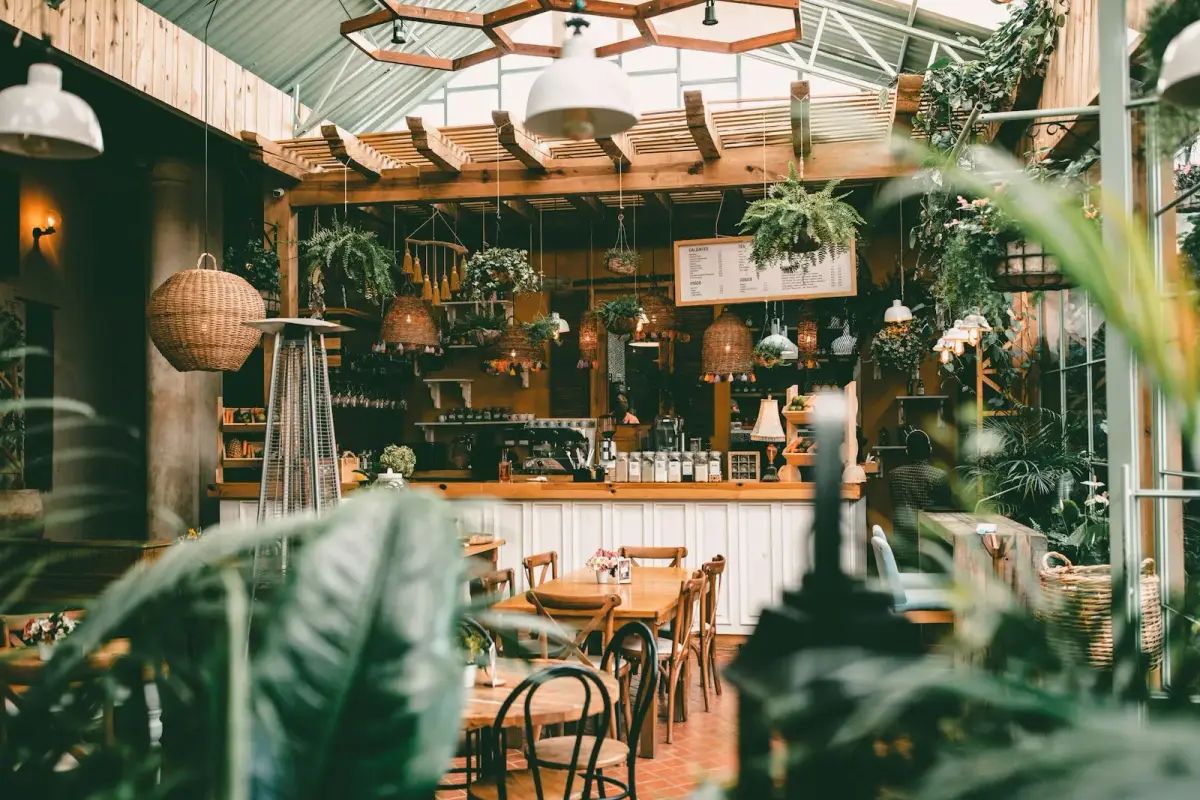 เจ้าของร้านกำลังจัดบรรยากาศภายในร้าน