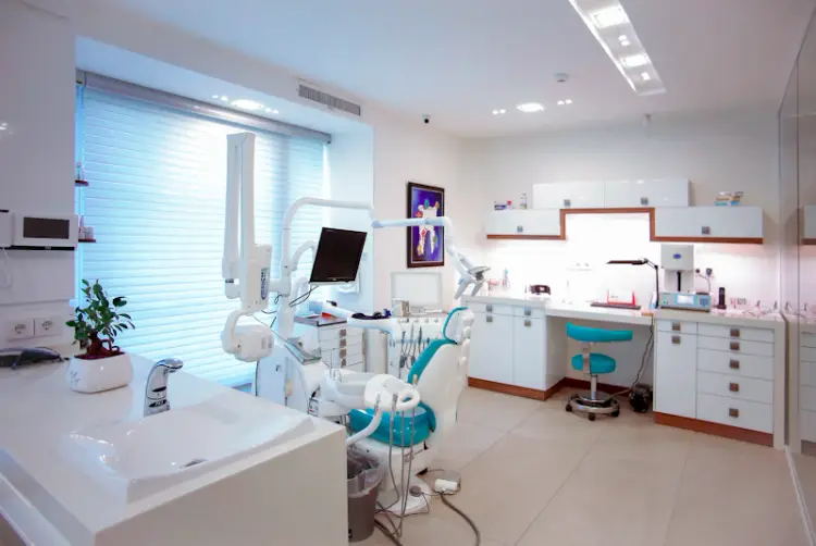 ห้องรอคลินิกที่สะอาดและสงบ