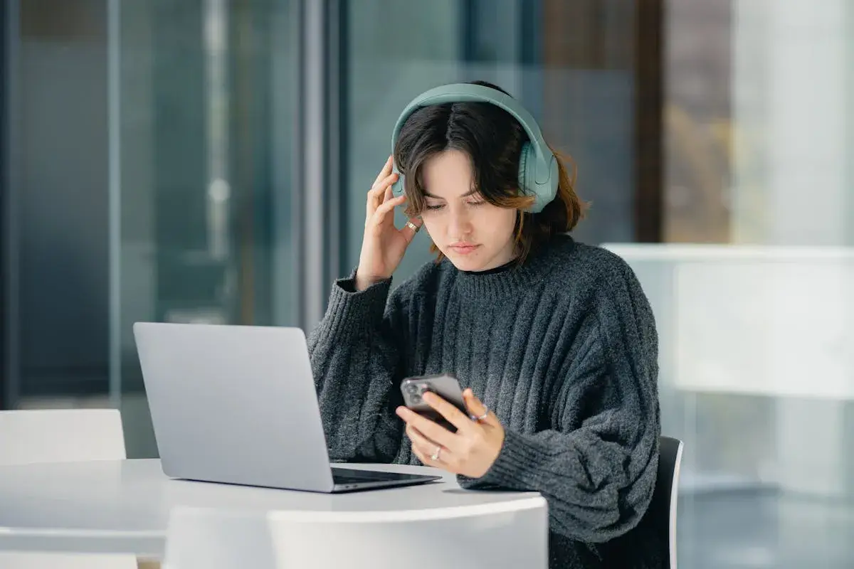 ผู้หญิงใส่หูฟังนั่งทำงานในคาเฟ่ — เพลง background มีผลต่อเราแม้ไม่ได้ตั้งใจฟัง