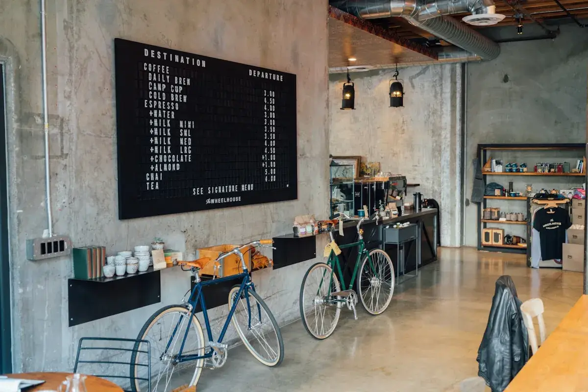 พื้นที่ร้านค้าสไตล์มินิมอลที่บรรยากาศรู้สึกตั้งใจออกแบบทุกรายละเอียด